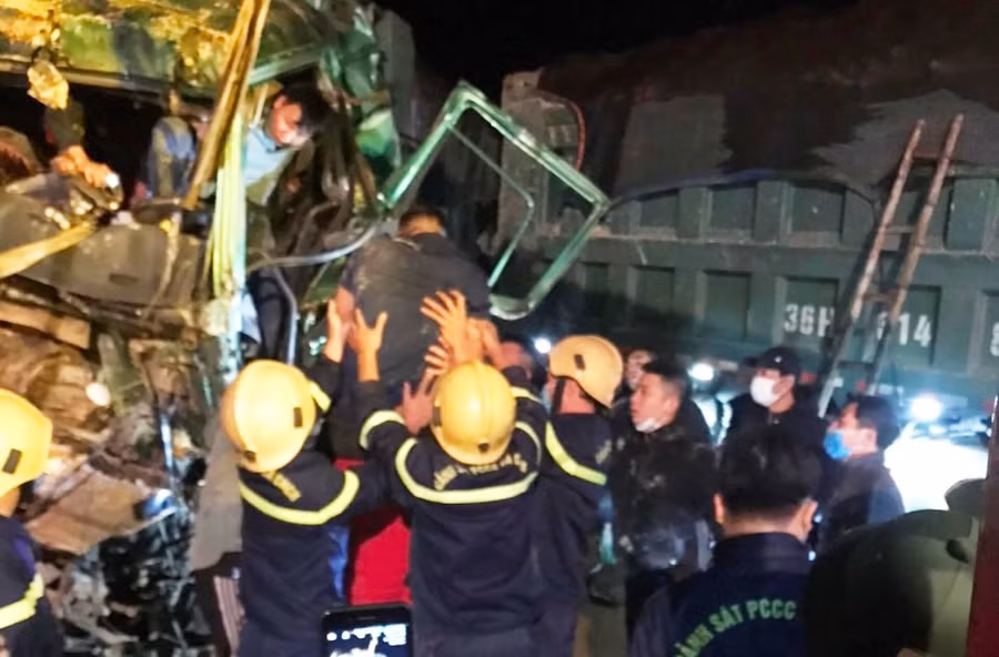 Đưa tài xế mắc kệt trong cabin ra ngoài. Ảnh: Công an cung cấp.