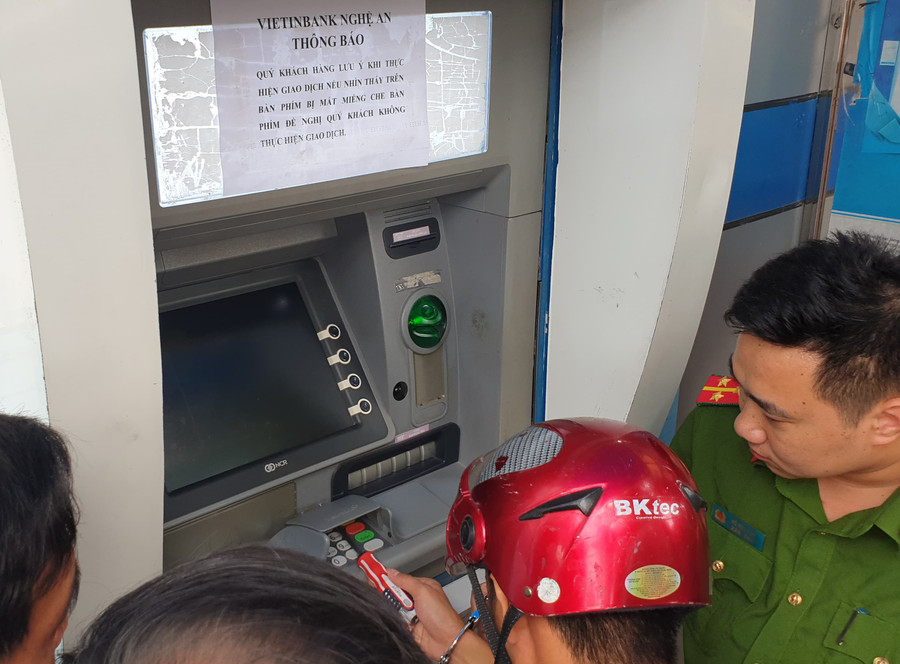 Ngân hàng dán cảnh báo người dân không rút tiền khi miếng che bàn phím trên cây ATM bị mất Ngân hàng dán cảnh báo người dân không rút tiền khi miếng che bàn phím trên cây ATM bị mất