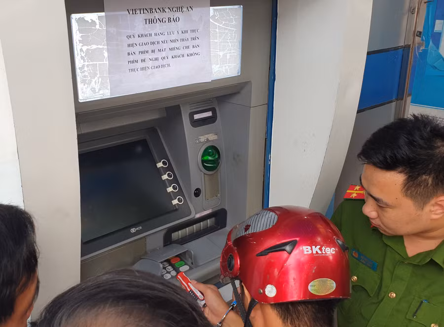 Ngân hàng dán cảnh báo người dân không rút tiền khi miếng che bàn phím trên cây ATM bị mất