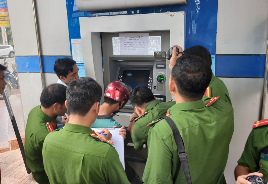 Công an đưa nhóm đối tượng đến cây ATM để thực nghiệm điều tra Công an đưa nhóm đối tượng đến cây ATM để thực nghiệm điều tra