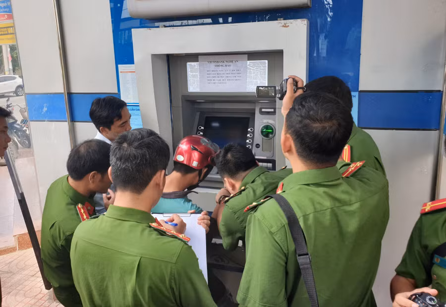 Công an đưa nhóm đối tượng đến cây ATM để thực nghiệm điều tra
