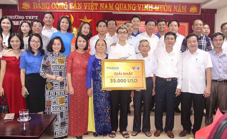 Trần Thế Trung trở về trong sự chào đón của gia đình, thầy cô và mọi người.