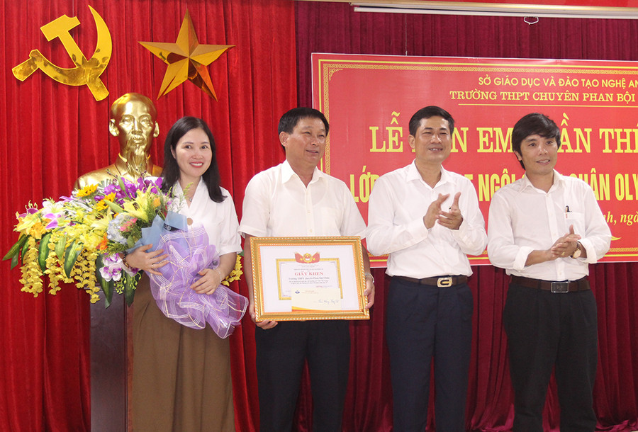 Lãnh đạo Sở GD&ĐT cũng khen thưởng tập thể Trường THPT chuyên Phan Bội Châu vì những nỗ lực dạy - học.