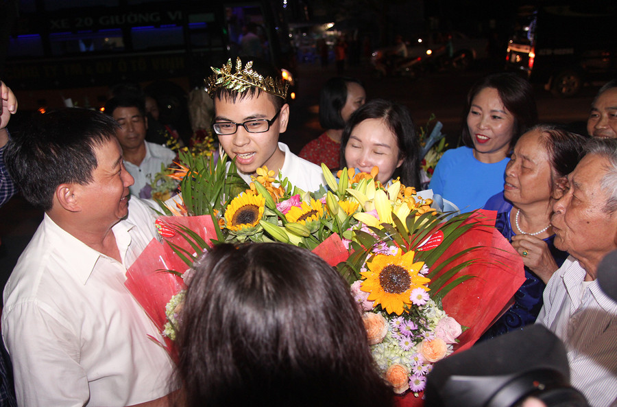 Dù trời tối nhưng mọi người vẫn ở lại đông đủ chờ đón Trần Thế Trung - quán quân Đường lên đỉnh Olympia 2019.