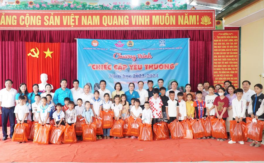 Chương trình "Chiếc cặp yêu thương" tặng quà cho học sinh xã Thạch Ngàn, huyện Con Cuông, Nghệ An.