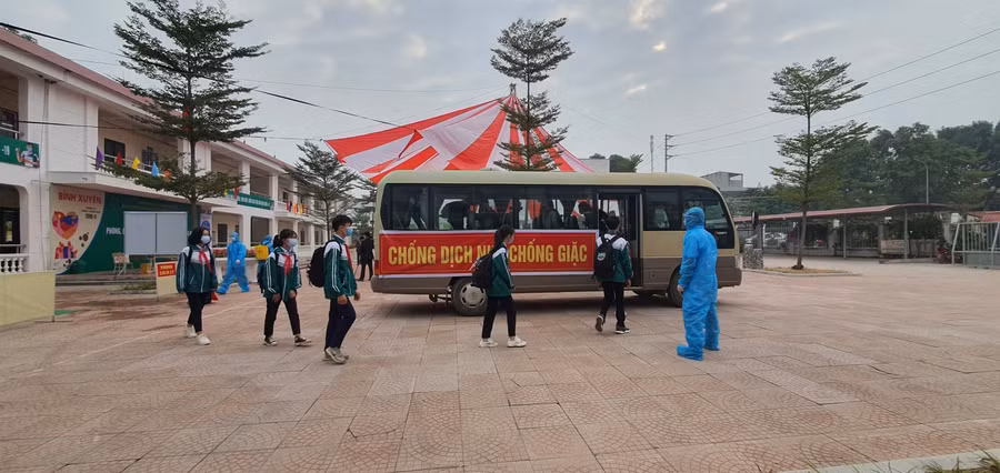 Tình huống giả định đưa học sinh Trường THCS Lý Tự Trọng đi cách ly tập trung.