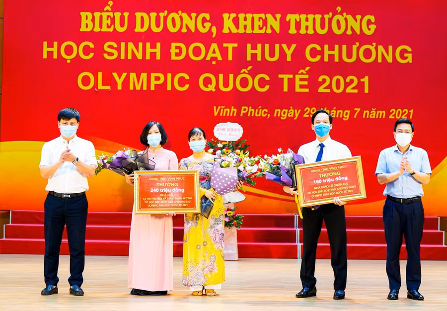 Lãnh đạo tỉnh Vĩnh Phúc trao thưởng cho giáo viên có học sinh đoạt huy chương Olympic quốc tế 2021. Ảnh tư liệu