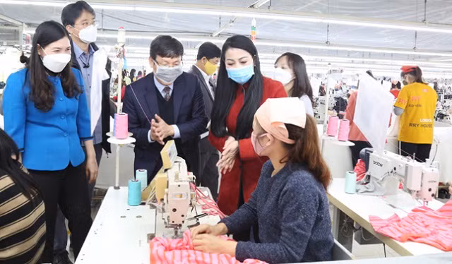 Bí thư Tỉnh ủy Vĩnh Phúc Hoàng Thị Thúy Lan, Chủ tịch UBND tỉnh Lê Duy Thành thăm xưởng sản xuất của Công ty TNHH Shinwon Ebenzer Việt Nam