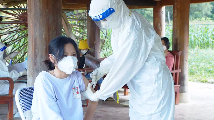 Trẻ em huyện Lâm Bình được tiêm vắc xin phòng Covid-19. Ảnh: Hà Khánh.