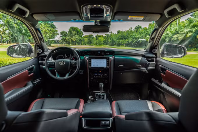 Bên trong chiếc Fortuner Legender cao cấp nhất