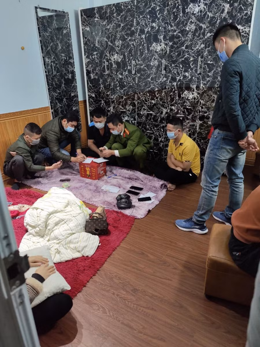 Công an TP Hà Giang bắt quả tang các đối tượng sử dụng trái phép chất ma túy. Ảnh: Công an tỉnh Hà Giang 