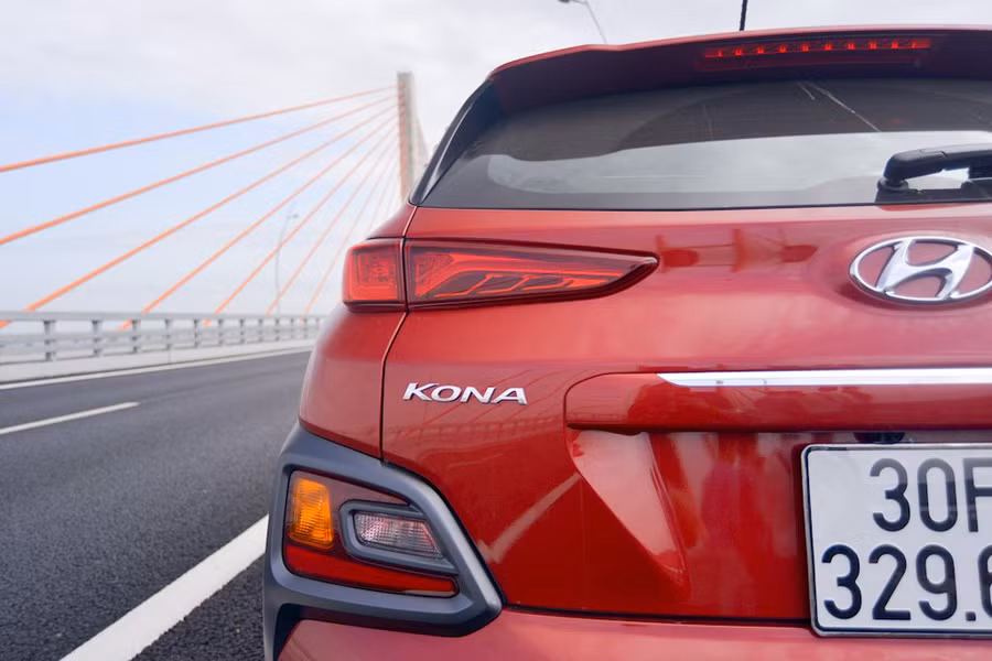 Cụm đèn sau được làm mới hoàn toàn với cụm đèn được chia tách làm 2 phần riêng biệt