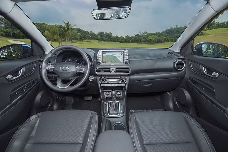 Chất liệu ghế da hoàn thiện tốt, chỉ may màu sáng vừa thể thao vừa tinh tế