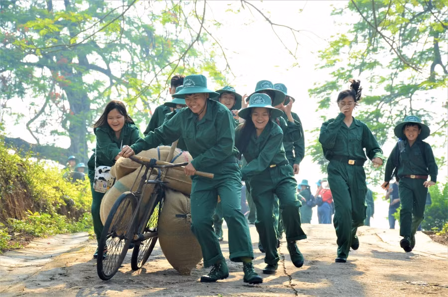 Học sinh hào hứng với trải nghiệm đẩy xe đạp thồ.