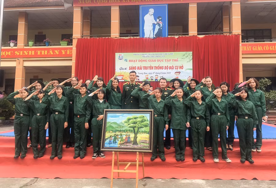 Thi vẽ tranh tặng chiến sĩ là một trong những hoạt động thiết thực để giáo dục đạo lí "uống nước nhớ nguồn" cho học sinh