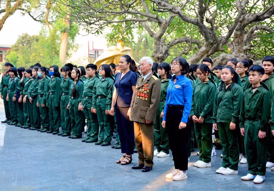 Cựu chiến binh Điện Biên Phủ là "nhân chứng sống" giúp học sinh hiểu sâu hơn về những câu chuyện lịch sử và sự hy sinh của cha ông.