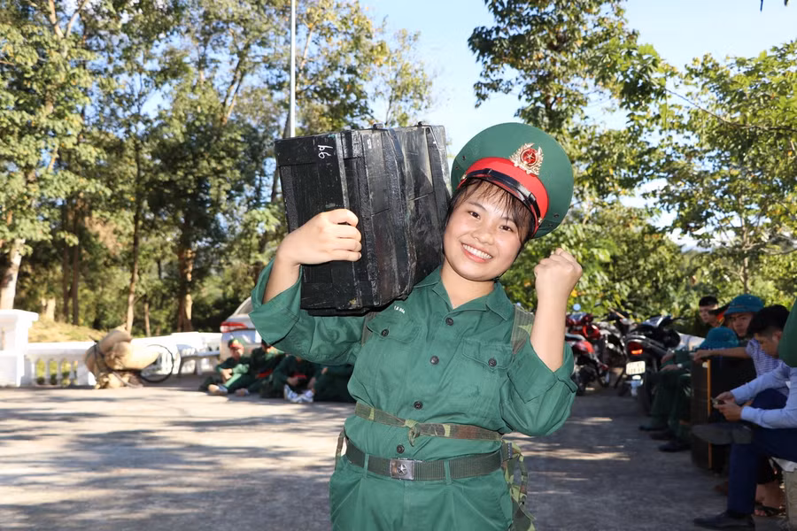 Nữ sinh hứng khởi trải nghiệm Dân công tải đạn