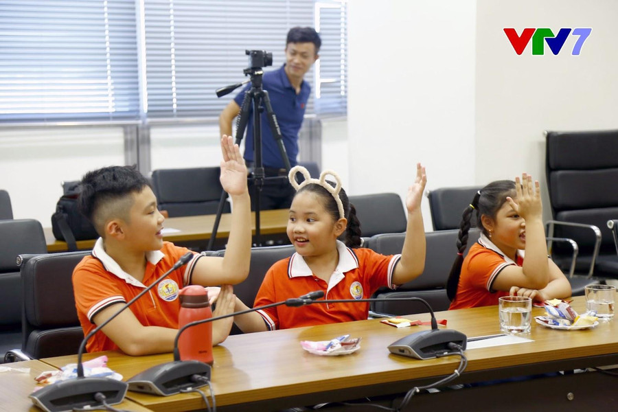 Các em học sinh hào hứng trả lời câu hỏi về môn Tin học khi được xem chương trình tại buổi ra mắt. Các em học sinh hào hứng trả lời câu hỏi về môn Tin học khi được xem chương trình tại buổi ra mắt.