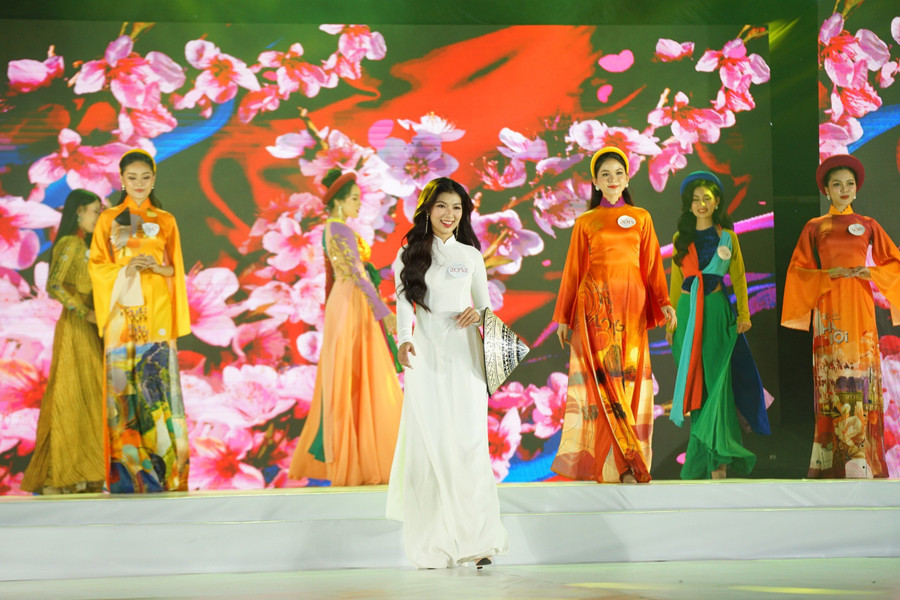 Phần thi áo dài của các thí sinh tại đêm chung kết. Ảnh: Quốc Hoàng Phần thi áo dài của các thí sinh tại đêm chung kết. Ảnh: Quốc Hoàng