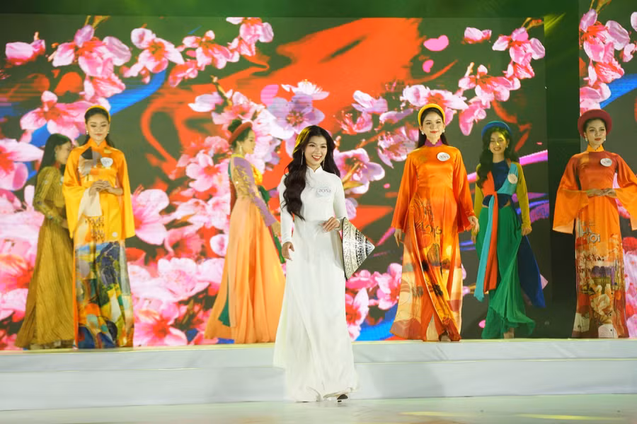 Phần thi áo dài của các thí sinh tại đêm chung kết. Ảnh: Quốc Hoàng