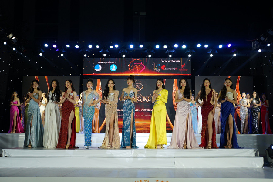 Những thí sinh lọt vào tốp cao nhất tại đêm chung kết cuộc thi. Ảnh: Quốc Hoàng Những thí sinh lọt vào tốp cao nhất tại đêm chung kết cuộc thi. Ảnh: Quốc Hoàng