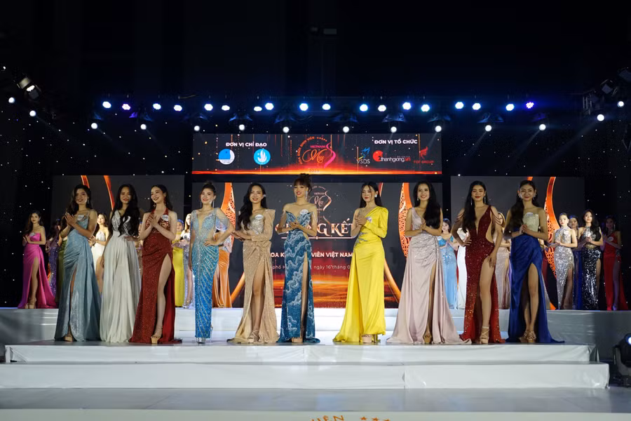 Những thí sinh lọt vào tốp cao nhất tại đêm chung kết cuộc thi. Ảnh: Quốc Hoàng