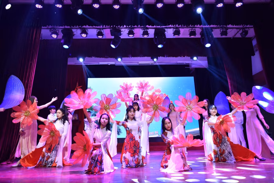 Tiết mục hát múa: Lời thầy cô