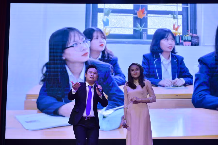 Song ca: Bài ca người giáo viên nhân dân