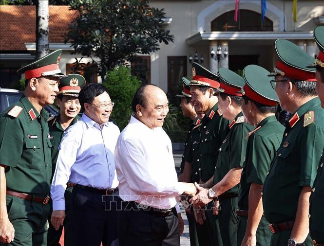 Chủ tịch nước Nguyễn Xuân Phúc với các đại biểu tham dự hội thảo.