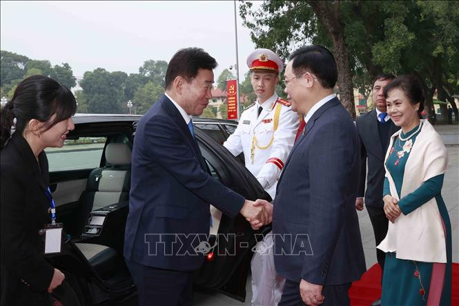 Chủ tịch Quốc hội Vương Đình Huệ và Phu nhân đón Chủ tịch Quốc hội Hàn Quốc Kim Jin-pyo và Phu nhân thăm chính thức Việt Nam.