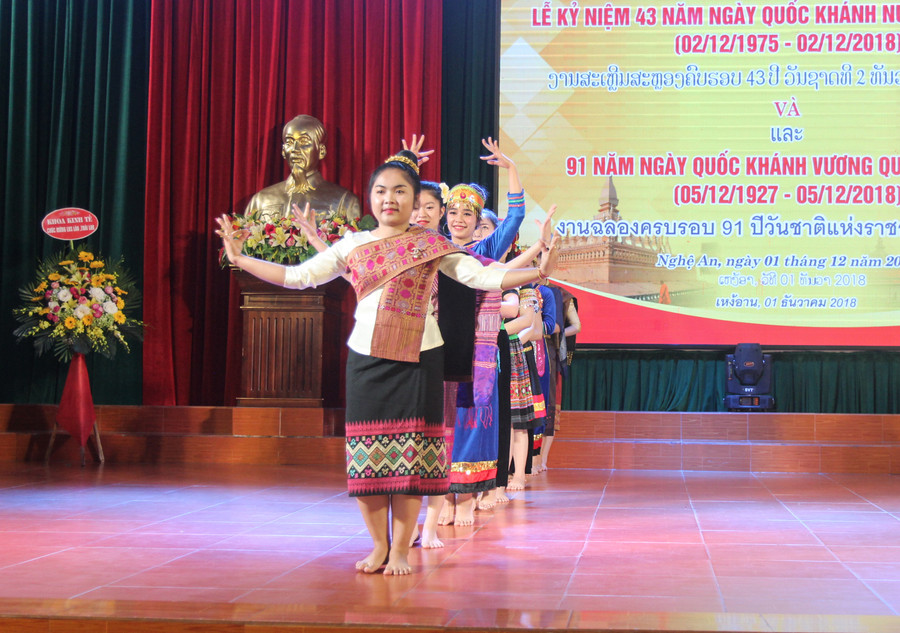 Lưu học sinh biểu diễn văn nghệ tại lễ kỷ niệm