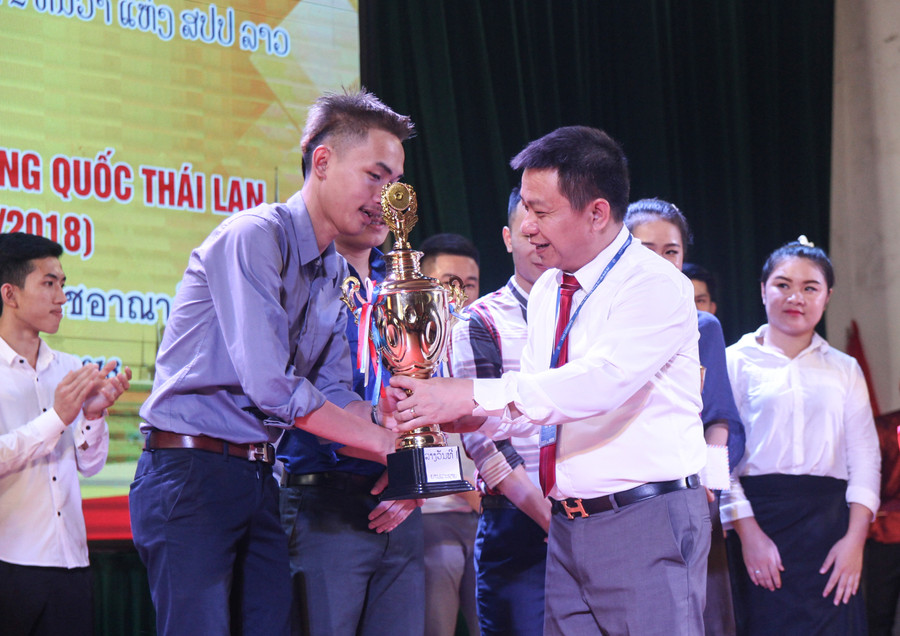 Trao cúp và giải thưởng cho các đội tham gia giao lưu văn hóa thế thao chào mừng Quốc khánh 2 nước