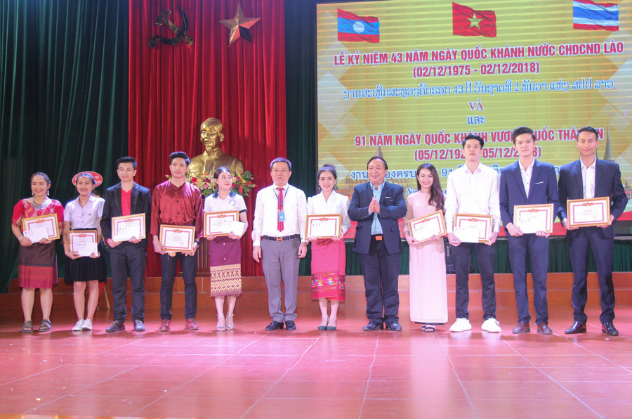 Khen thưởng 10 du học sinh Lào và Thái Lan