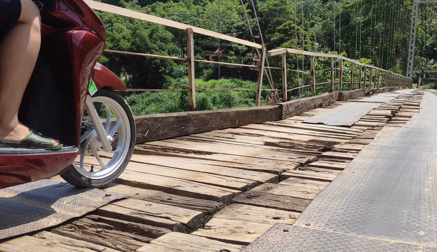 Không còn tấm tôn lát mặt cầu. Ảnh: Thế Lượng.