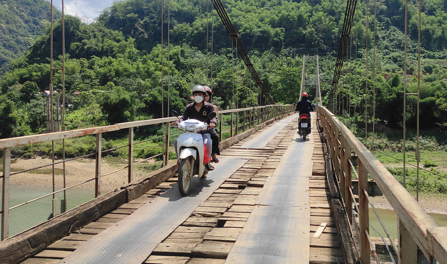 Mỗi lần qua cầu, người dân lại nơm nớp cho sự an toàn. Ảnh: Thế Lượng. Mỗi lần qua cầu, người dân lại nơm nớp cho sự an toàn. Ảnh: Thế Lượng.