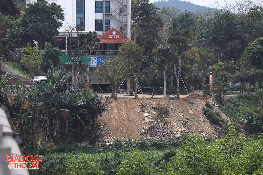 Khu đất lấn ra ngoài sông Hiếu nằm cạnh khách sạn Thai Hoa Riverside.