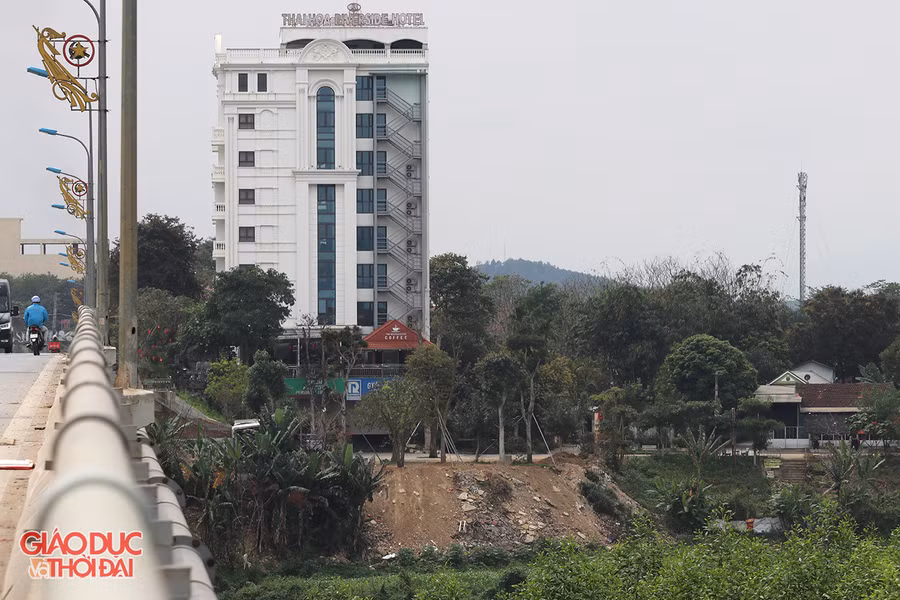 Doanh nghiệp đổ hàng trăm mét khối đất đá lấn sông Hiếu ảnh 1