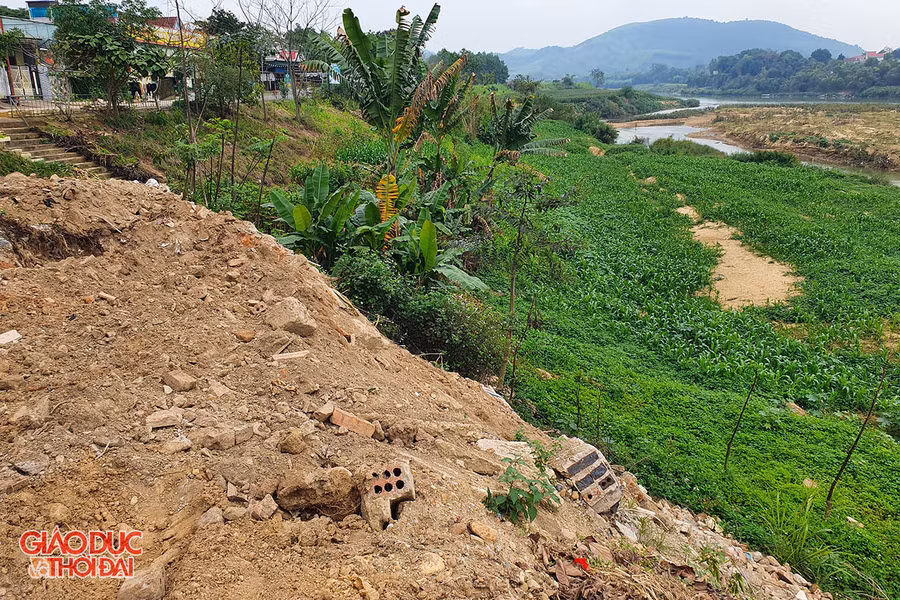 Nhiều rác thải xây dựng bị đổ tràn xuống sông