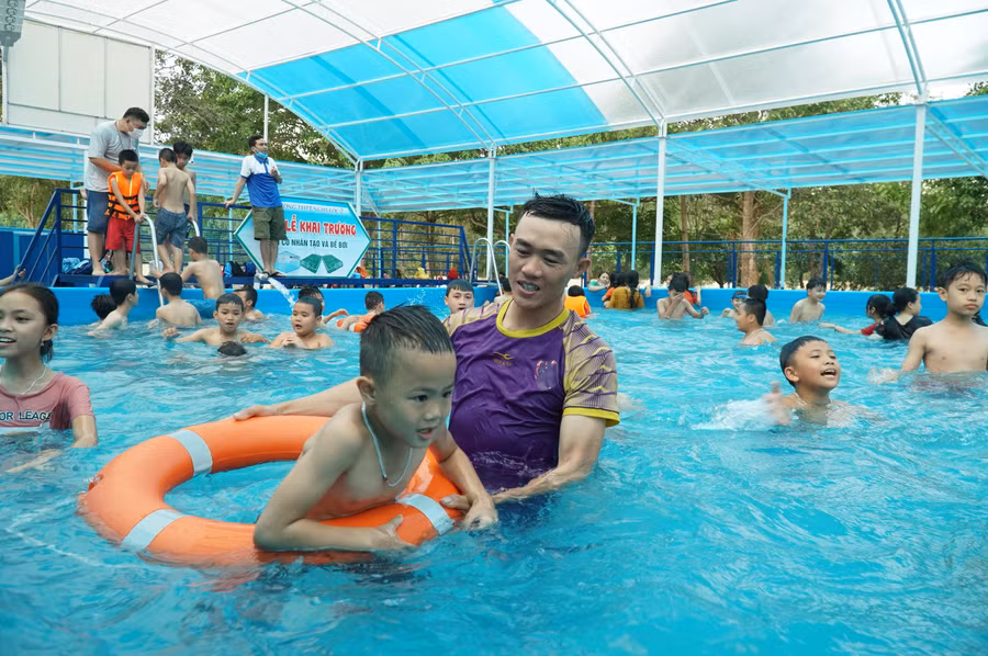 Bể bơi của Trường THPT Nghi Lộc 2 (huyện Nghi Lộc, Nghệ An) mở cửa dịp hè, cho học sinh của trường và địa phương được sử dụng để tập bơi, rèn luyện.