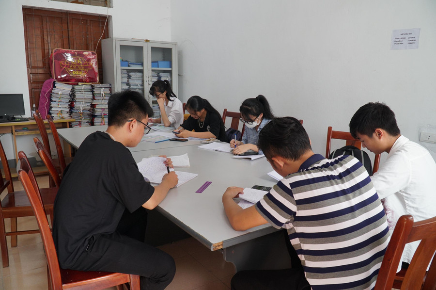 Học sinh lớp 11 lên 12 Trường THPT Đô Lương 3 học ôn chọn đội tuyển dự thi học sinh giỏi tỉnh trong dịp hè.