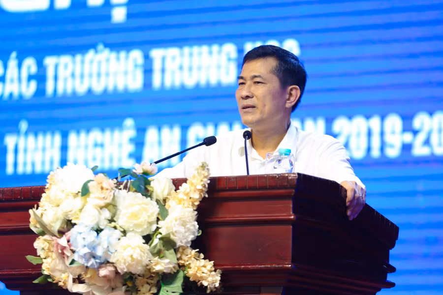 Ông Thái Văn Thành - Giám đốc Sở GD&amp;ĐT Nghệ An phát biểu tại hội nghị. Ảnh: Hồ Lài.