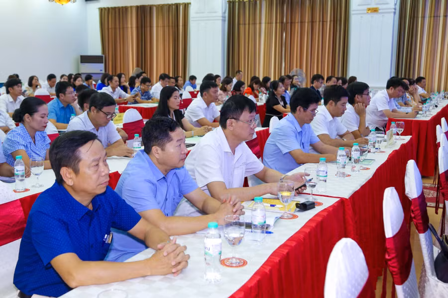 Hội nghị thu hút nhiều lãnh đạo địa phương, cán bộ quản lý ngành giáo dục, đại diện các trường thực hiện thí điểm xây dựng trường trọng điểm, chất lượng cao. Ảnh: Hồ Lài.