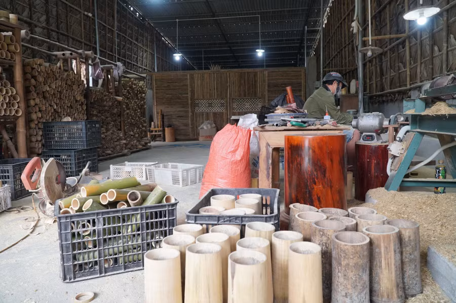 Xưởng tre của Thái Đăng Tiến đã tạo việc làm cho nhiều lao động trên địa bàn.