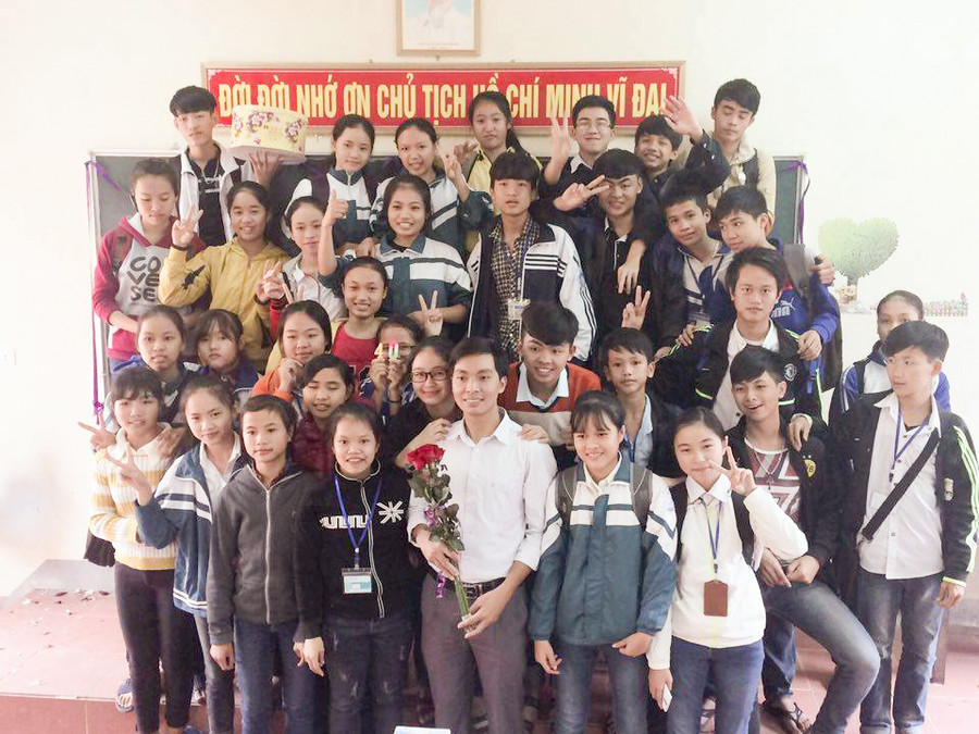 Thầy Nguyễn Tiến Thắng là giáo viên dạy Toán giỏi, được nhiều thế hệ học sinh yêu quý Thầy Nguyễn Tiến Thắng là giáo viên dạy Toán giỏi, được nhiều thế hệ học sinh yêu quý