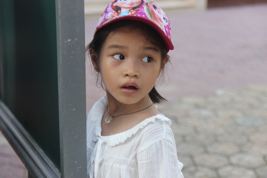 Gương mặt bỡ ngỡ của một bé gái