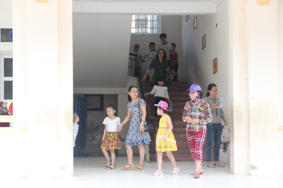 Các phụ huynh đưa trẻ đi tựu trường