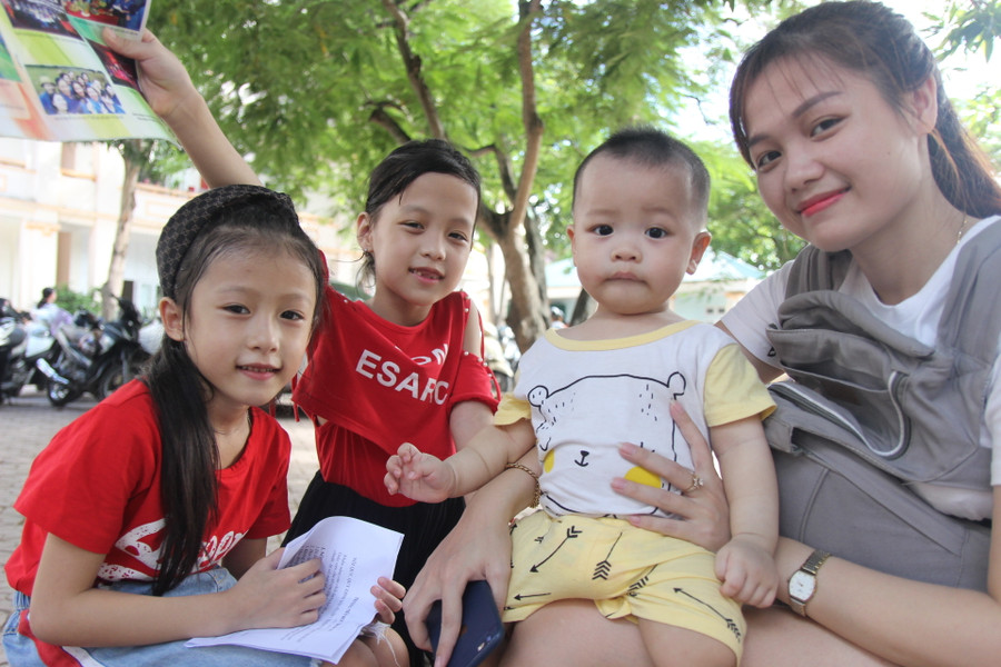 Cả mẹ và em đưa chị đi tựu trường