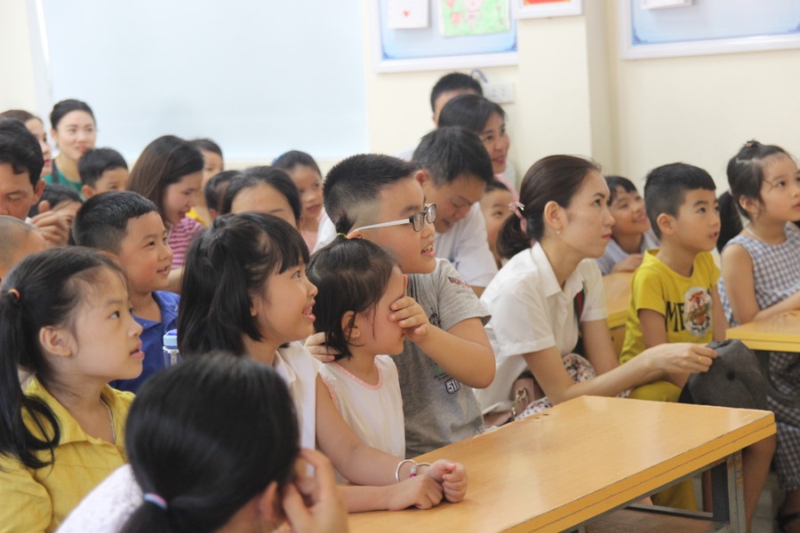 Nghe cô giáo hướng dẫn những quy tắc trong lớp học