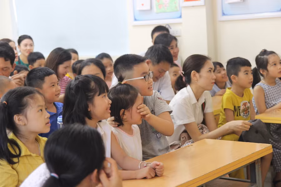 Nghe cô giáo hướng dẫn những quy tắc trong lớp học