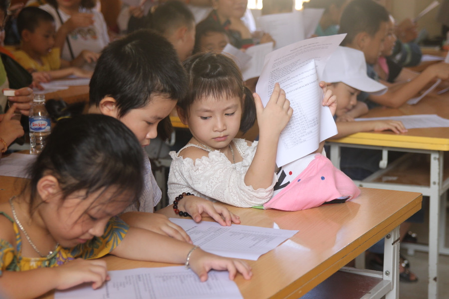 Cầm giấy thông báo của nhà trường về cho bố mẹ